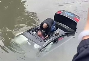 Despiste na China: dois heróis salvam condutor de morrer afogado