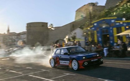 Renault 5 Turbo 3E em derrapagem total no Tour de Corse Historique