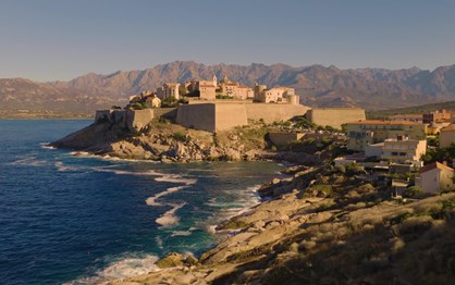 Renault 5 Turbo 3E em derrapagem total no Tour de Corse Historique