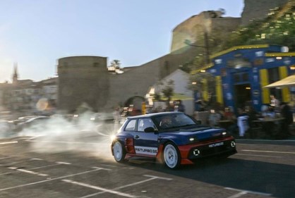 Renault 5 Turbo 3E em derrapagem total no Tour de Corse Historique