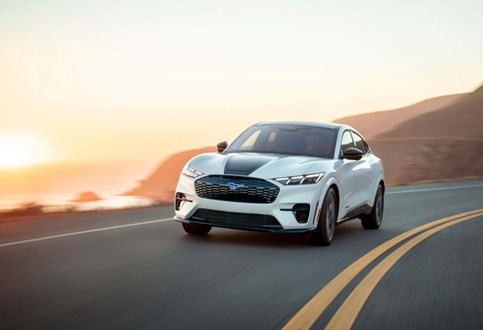 Ford Mustang Mach-E ''volta'' aos anos 60 como California Special