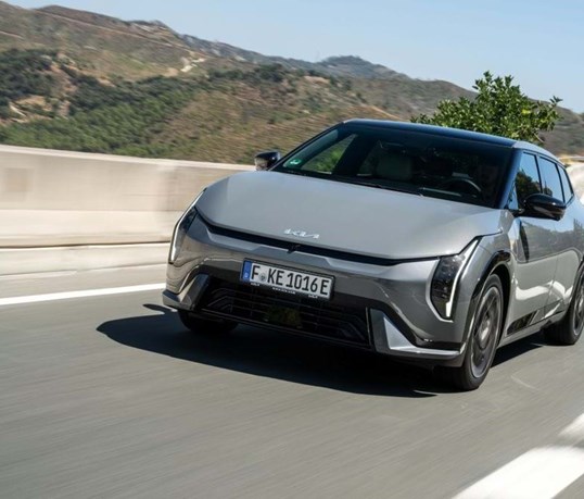 Kia EV4: eficaz na cidade, divertido na estrada