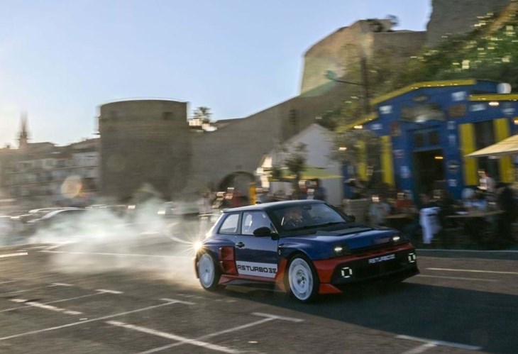 Renault 5 Turbo 3E em derrapagem total no Tour de Corse Historique