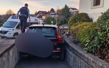 Condutor optimista ''entala'' SUV na rua