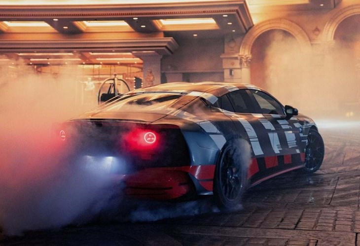 Mercedes-AMG GT 4-Door Coupé já derrapa… com Brad Pitt ao volante!