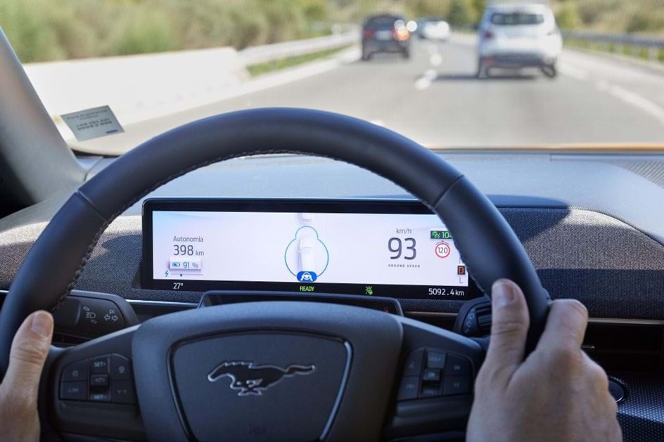 Ford alarga BlueCruise a mais quatro modelos para conduzir sem mãos