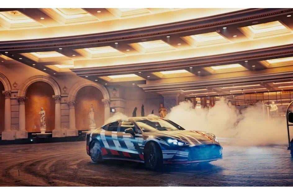 Mercedes-AMG GT 4-Door Coupé já derrapa… com Brad Pitt ao volante!