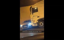 Camião arrasta carro 300 metros sem motorista dar conta