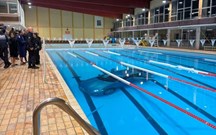 Confunde travão com acelerador e atira-se para dentro da piscina