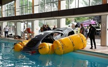 Operação especial ''resgata'' Jaguar… do fundo duma piscina?!