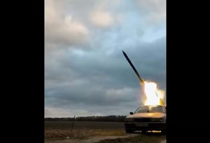 Militares ucranianos transformam BMW num lança 'rockets' mortal