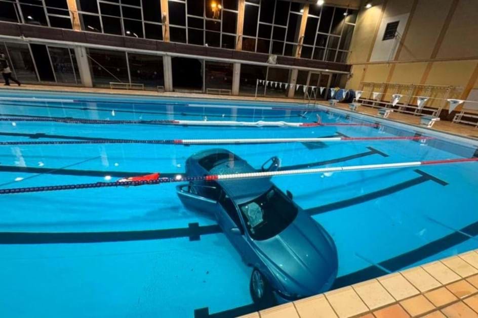 Confunde travão com acelerador e atira-se para dentro da piscina