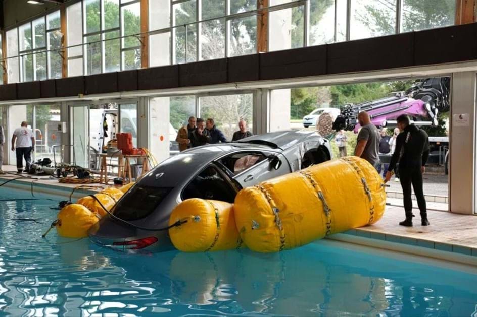 Operação especial ''resgata'' Jaguar… do fundo duma piscina?!