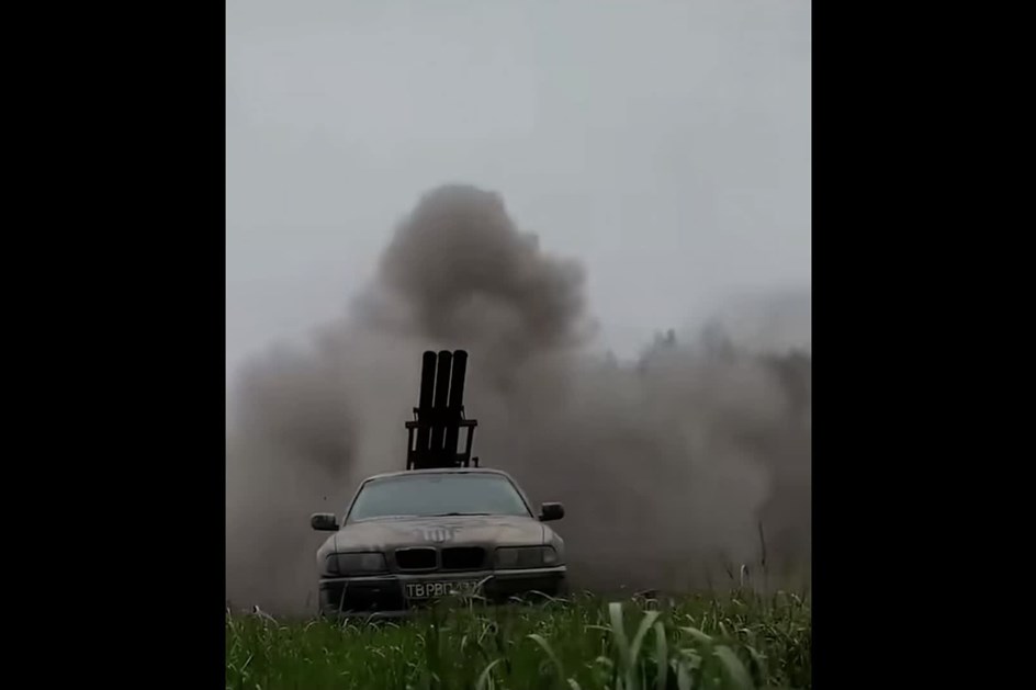 Militares ucranianos transformam BMW num lança 'rockets' mortal