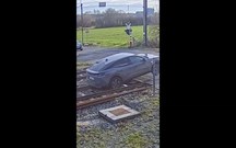 Automobilista foge à polícia belga… pela linha do comboio!