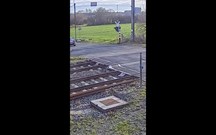 Automobilista foge à polícia belga… pela linha do comboio!