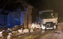 Mau tempo em França: camião português destrói casa e quase cai num rio