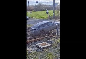 Automobilista foge à polícia belga… pela linha do comboio!