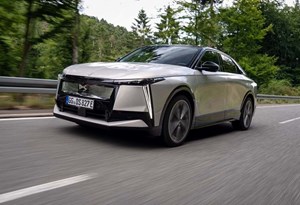DS Nº 8 ataca 'premium' com 750 km eléctricos… e sai-se muito bem!