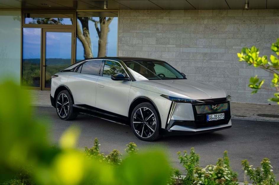DS Nº 8 ataca 'premium' com 750 km eléctricos… e sai-se muito bem!