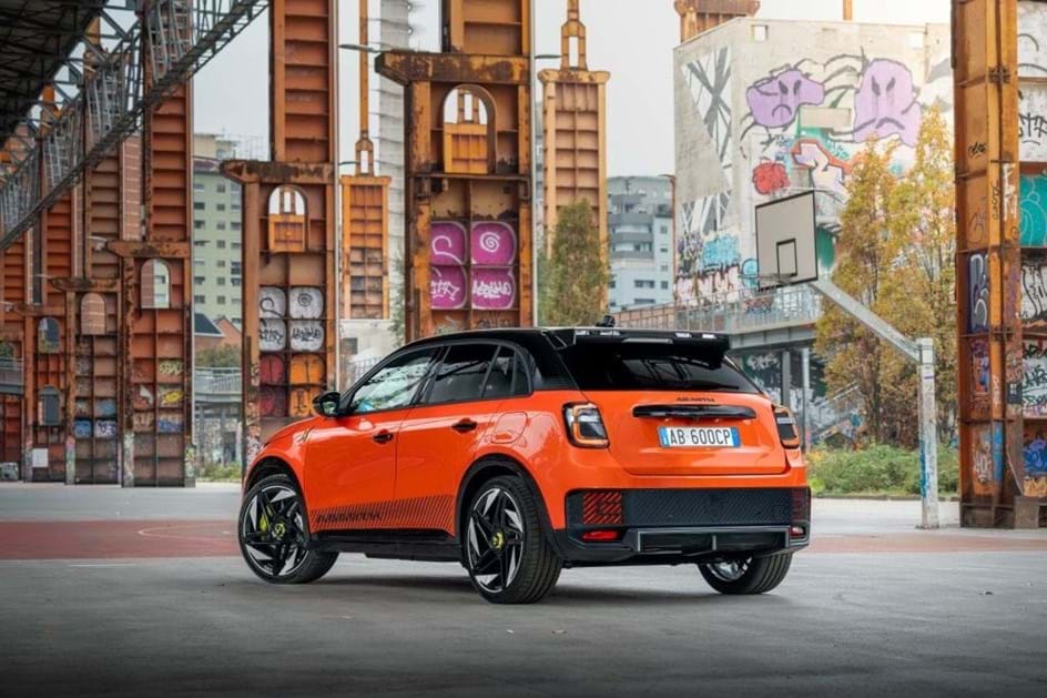 Abarth 600e transforma-se em Competizione; saiba quanto custa