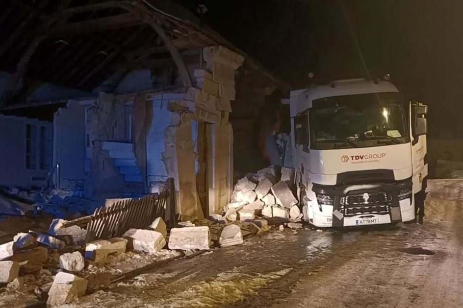 Mau tempo em França: camião português destrói casa e quase cai num rio