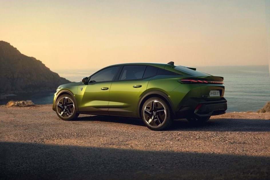 Peugeot 408 ganha nova cara e dá mais potência ao híbrido 'plug-in'