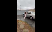 Salta de alegria ao receber de presente um Toyota Corolla… com 20 anos!