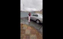 Salta de alegria ao receber de presente um Toyota Corolla… com 20 anos!