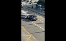 Maldito karma: discussão no trânsito dá ''direito'' a despiste estúpido