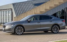 Skoda Superb ainda mais potente; híbrido 'plug-in' sobe aos 272 cv