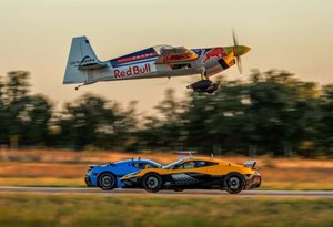 Piloto da Red Bull aterra em cima de comboio ''ajudado'' por dois Rimac Nevera