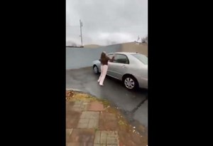 Salta de alegria ao receber de presente um Toyota Corolla… com 20 anos!