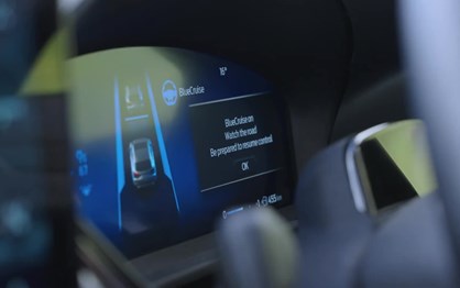 Gama Ford Kuga assume BlueCruise para a condução ''sem mãos''