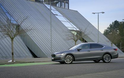 Skoda Superb ainda mais potente; híbrido 'plug-in' sobe aos 272 cv
