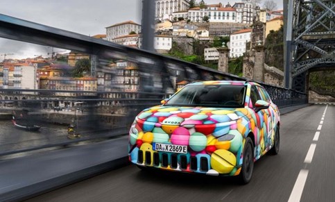 Novo Skoda Epiq eléctrico passeou-se no Porto; estreia antes do Verão