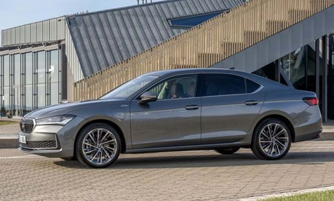 Skoda Superb ainda mais potente; híbrido 'plug-in' sobe aos 272 cv