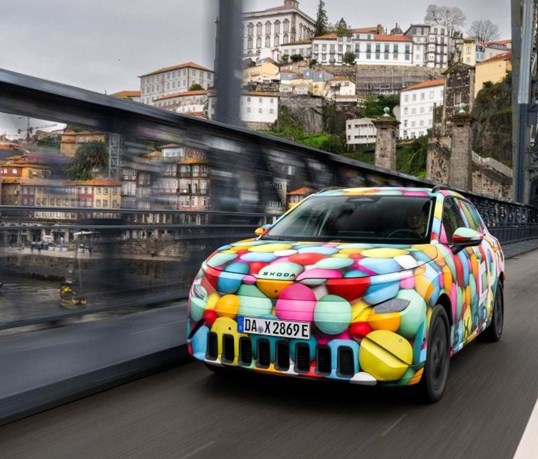 Novo Skoda Epiq eléctrico passeou-se no Porto; estreia antes do Verão