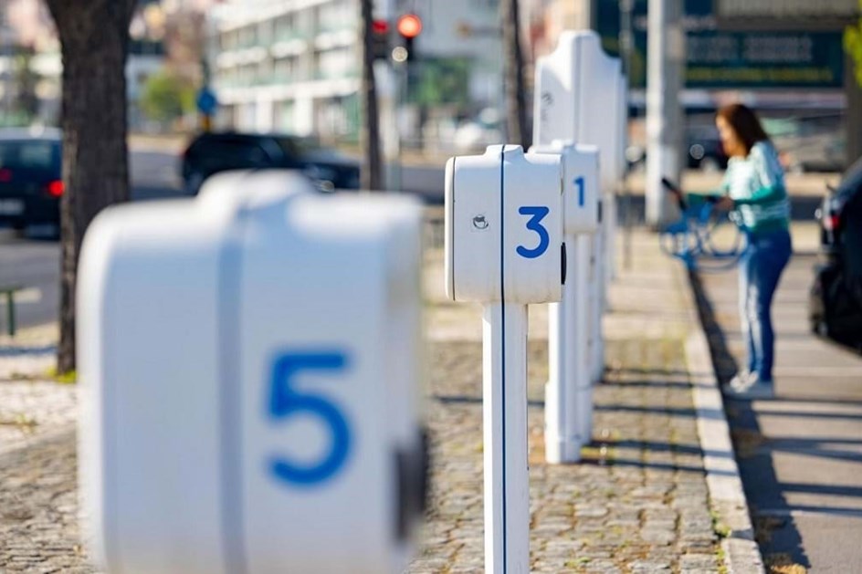 Vai conduzir um ''eléctrico'' no fim de semana? Leia os conselhos da Mobi.E