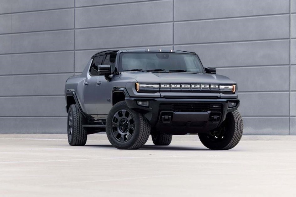 GMC Hummer EV já anda de lado… a deixar super carros para trás!