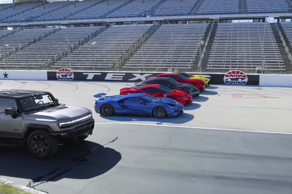 GMC Hummer EV já anda de lado… a deixar super carros para trás!