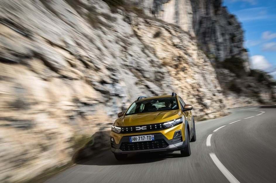 Dacia reforça mobilidade acessível em 2026 apoiada no híbrido a GPL