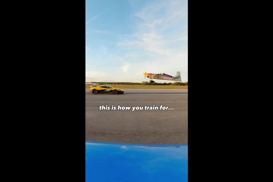 Piloto da Red Bull aterra em cima de comboio ''ajudado'' por dois Rimac Nevera