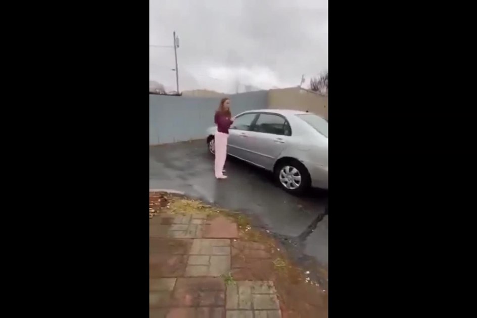 Salta de alegria ao receber de presente um Toyota Corolla… com 20 anos!