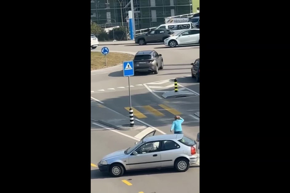 Maldito karma: discussão no trânsito dá ''direito'' a despiste estúpido