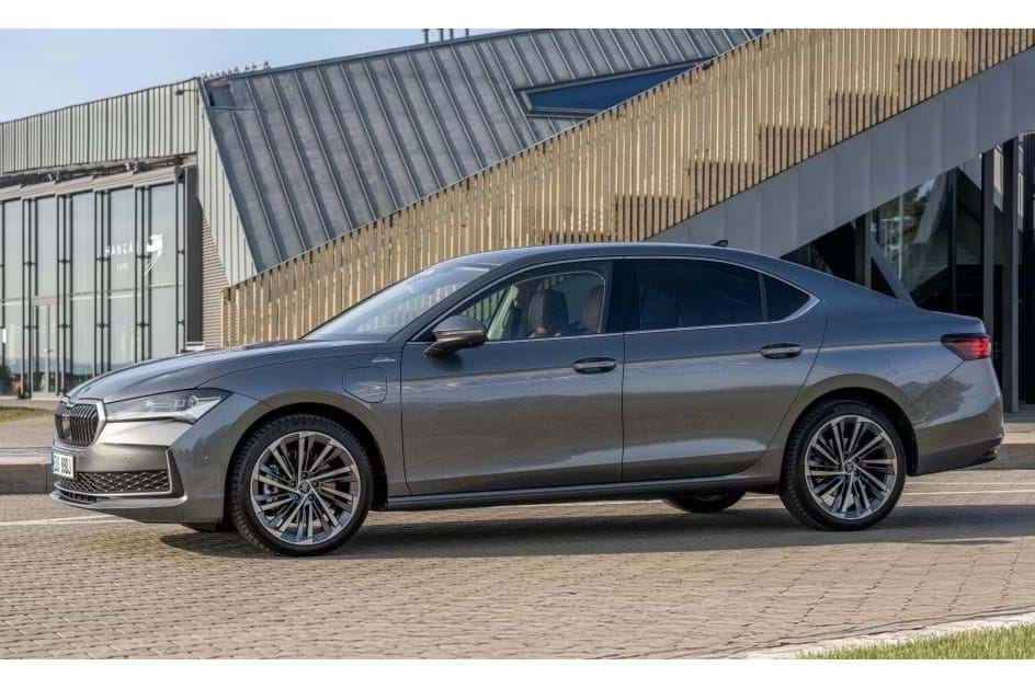Skoda Superb ainda mais potente; híbrido 'plug-in' sobe aos 272 cv