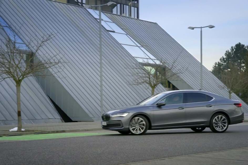 Skoda Superb ainda mais potente; híbrido 'plug-in' sobe aos 272 cv
