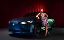 Lexus RZ celebra jazz de Miles Davis com especial Blue in Green Edition
