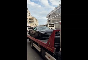 Espatifa Ferrari 296 GTB no túnel do Mónaco onde se corre a F1