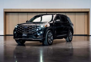 Contraste ao branco papal: Ford oferece Explorer muito negro a Leão XIV